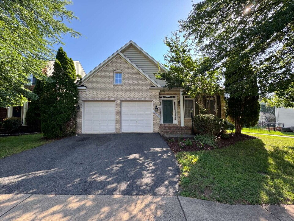 13868 Piedmont Vista Dr in Haymarket, VA - Building Photo