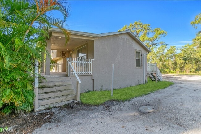 2313 Hamilton Ave in Alva, FL - Building Photo - Building Photo