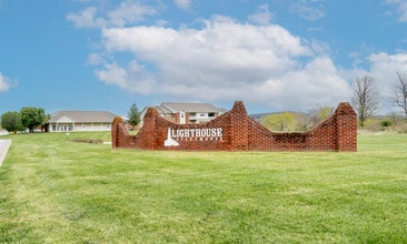 Lighthouse Apartments in Jeffersonville, IN - Foto de edificio - Building Photo