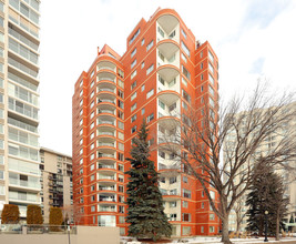 10010 119th St NW in Edmonton, AB - Building Photo - Building Photo