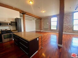 652 Mateo St in Los Angeles, CA - Building Photo