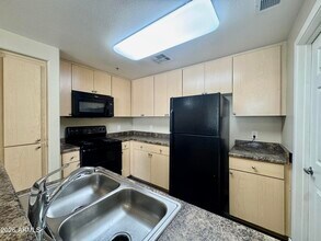 18416 N Cave Creek Rd in Phoenix, AZ - Foto de edificio - Building Photo