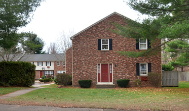 Follybrook Apartments in Manchester, CT - Building Photo - Building Photo