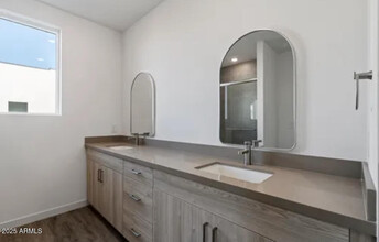 2130 E Voltaire Ave in Phoenix, AZ - Foto de edificio - Building Photo