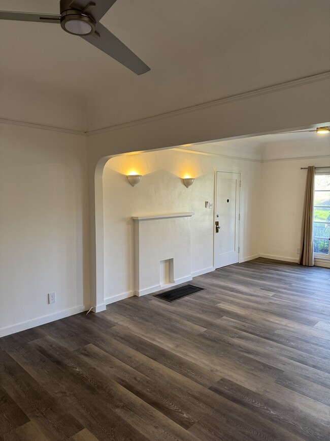 1221 Stearns Dr in Los Angeles, CA - Foto de edificio - Building Photo