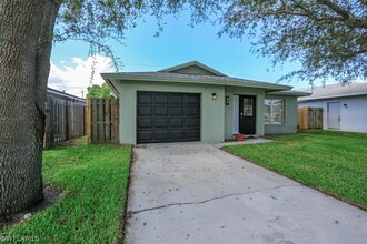 794 103rd Ave N in Naples, FL - Foto de edificio - Building Photo