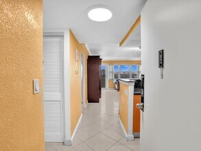 401 Golden Isles Dr, Unit 1007 in Hallandale Beach, FL - Foto de edificio - Building Photo