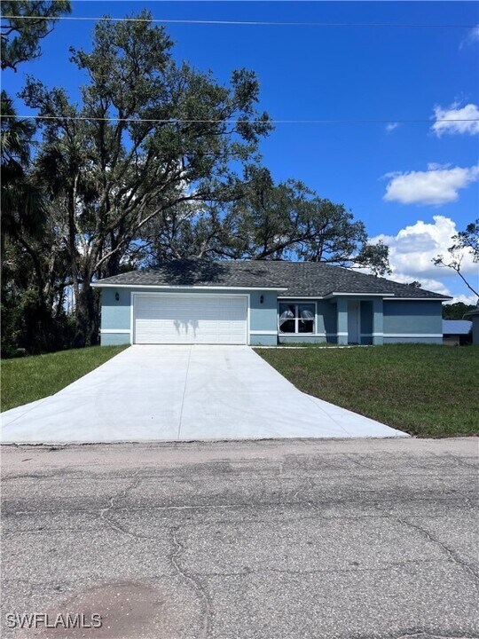 1067 Rugby Cir in La Belle, FL - Building Photo