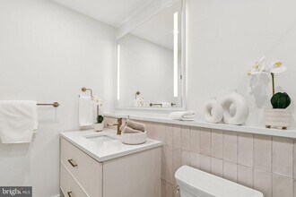 30 W Allens Ln, Unit 105 in Philadelphia, PA - Foto de edificio - Building Photo