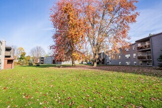 Oakland Avenue in London, ON - Building Photo - Building Photo