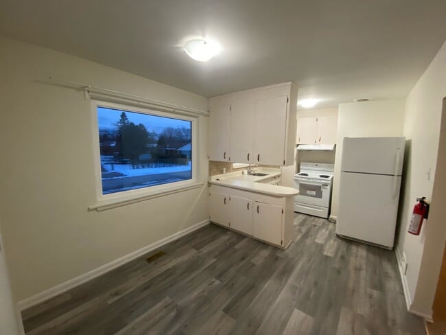 16 Peking Rd in Toronto, ON - Building Photo - Building Photo