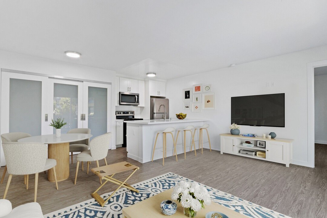 Parkwood Apartments in Tarzana, CA - Building Photo