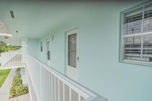 1901 Indian River Blvd in Vero Beach, FL - Building Photo