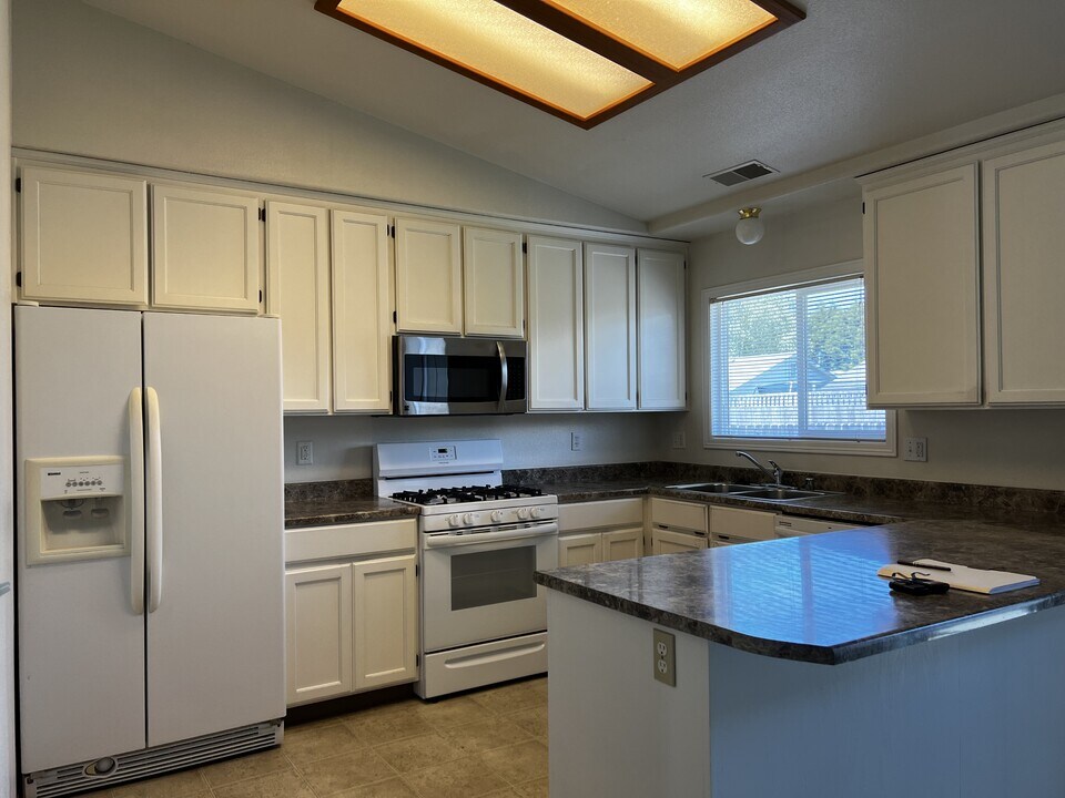 1373 Wrangler Ct in Mckinleyville, CA - Building Photo