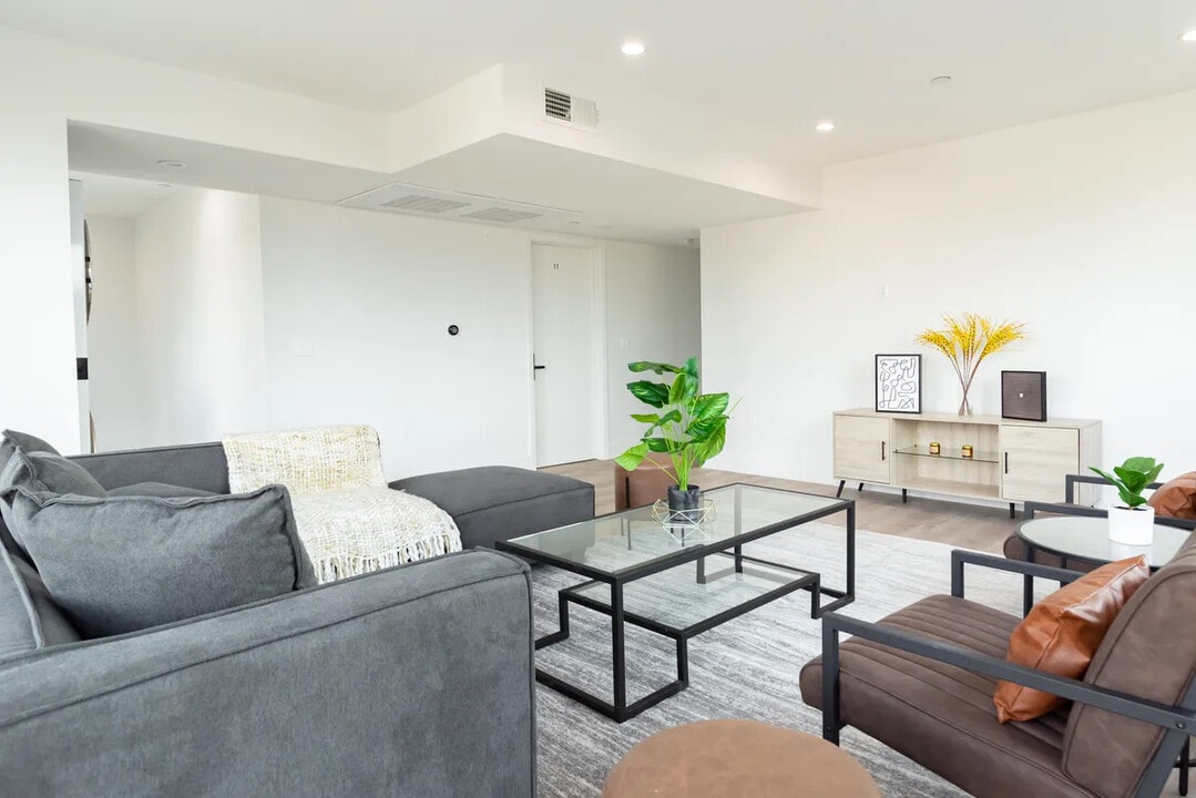 1622 W 35th Pl in Los Angeles, CA - Building Photo