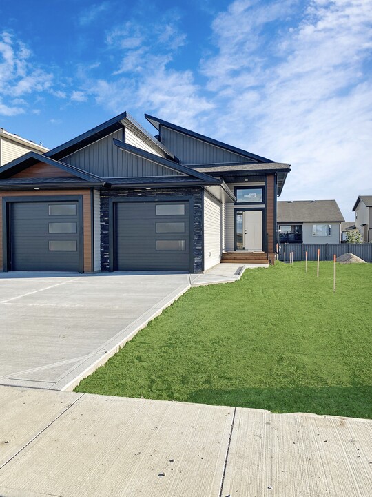 10669-10133 133 Ave. in Grande Prairie, AB - Building Photo