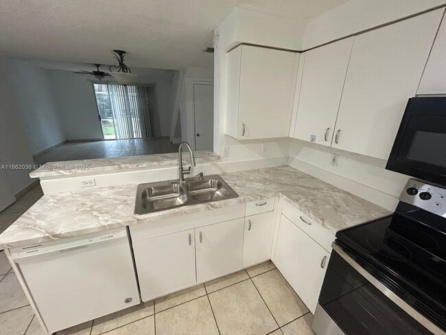 1527 Veracruz Ln in Weston, FL - Foto de edificio - Building Photo