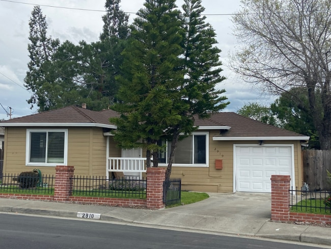 2910 Knoll Dr
