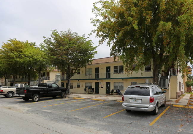 Maki Garden Apartments in Oakland Park, FL - Building Photo - Building Photo