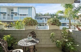 18427 Vincennes St, Unit 5 in Northridge, CA - Building Photo - Building Photo