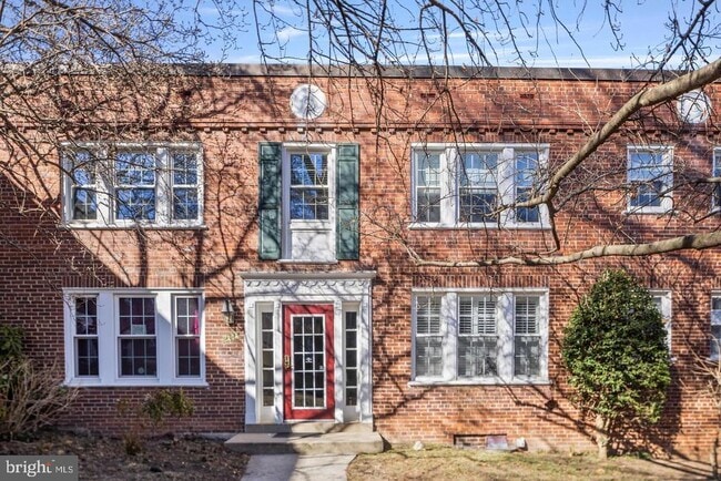 1902 N Rhodes St in Arlington, VA - Building Photo - Building Photo