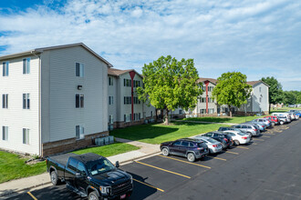 Pinehurst Apartments in Sioux Falls, SD - Building Photo - Building Photo