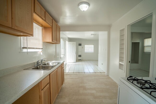 24012 Arch St in Santa Clarita, CA - Building Photo - Building Photo