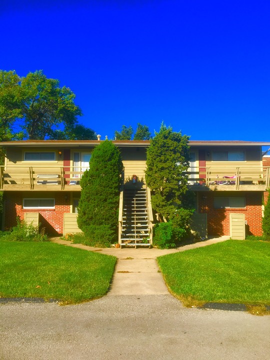 Coachlight Apartments in Lawrence, KS - Building Photo