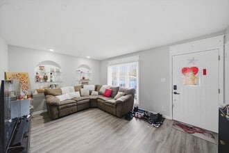 110 Villa Rd in Streamwood, IL - Building Photo - Building Photo