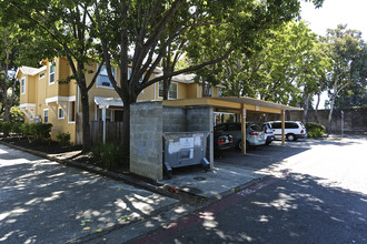 Willow Court in Menlo Park, CA - Building Photo - Building Photo