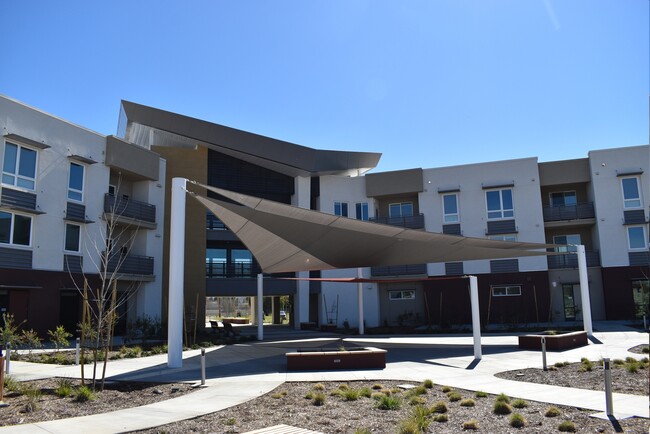 March Veterans Village in March Air Reserve Base, CA - Foto de edificio - Building Photo