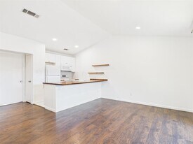 1303 Hollow Creek Dr in Austin, TX - Building Photo