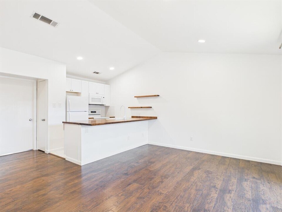 1303 Hollow Creek Dr in Austin, TX - Foto de edificio