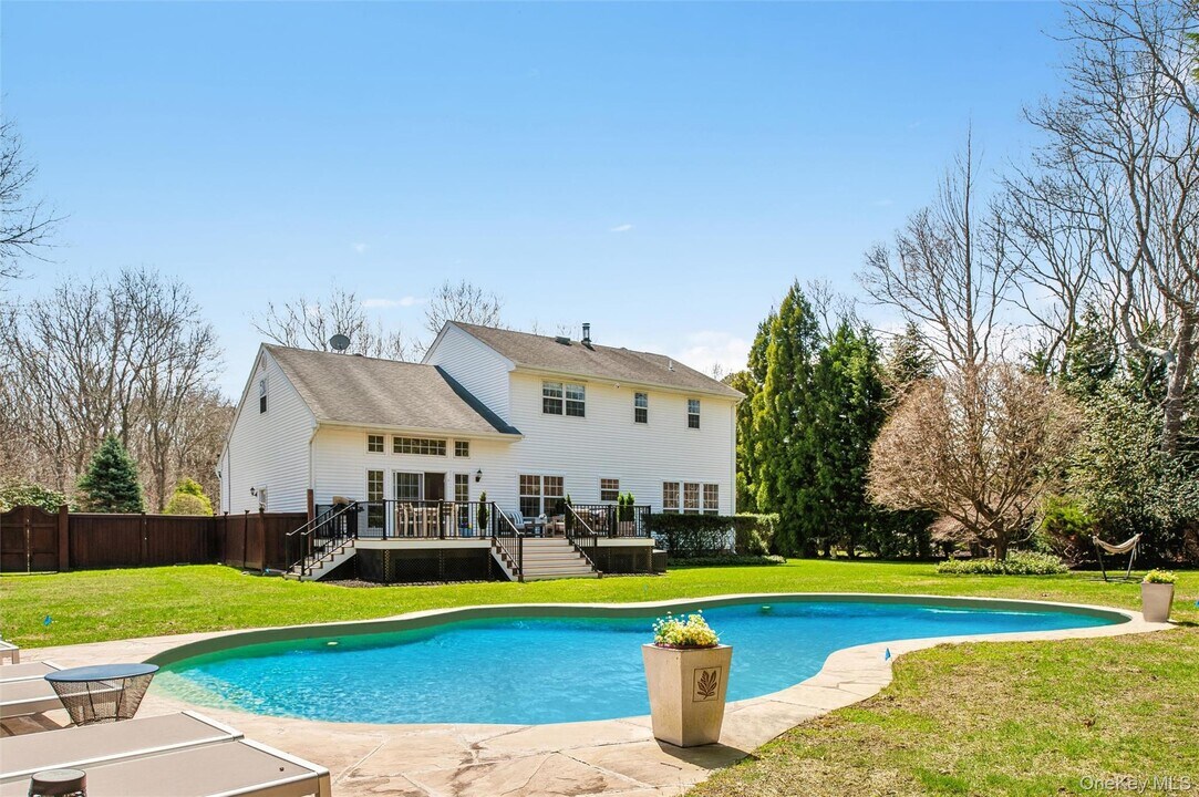 39 Hollow Ln in Westhampton, NY - Building Photo