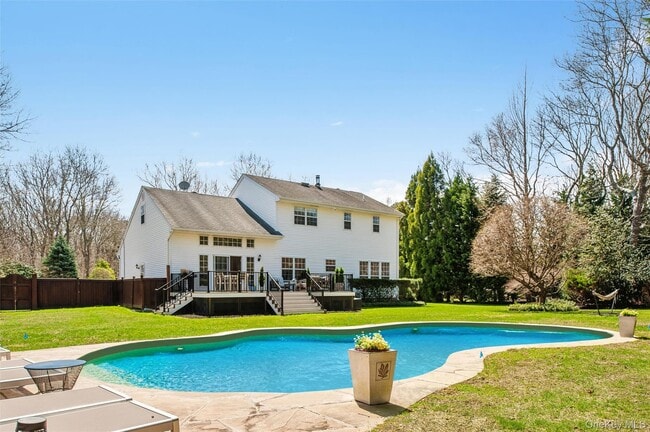 property at 39 Hollow Ln