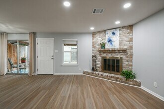 7931 Ellinger Ln in Houston, TX - Building Photo - Building Photo