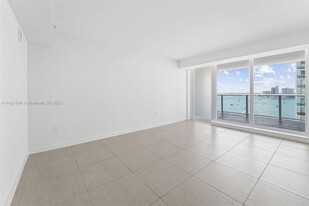 910 West Ave-Unit -1528 in Miami Beach, FL - Foto de edificio - Building Photo