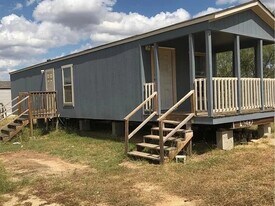 1001 Co Rd 773 in Devine, TX - Building Photo