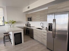 121 NE 34th St, Unit 1809 in Miami, FL - Foto de edificio - Building Photo