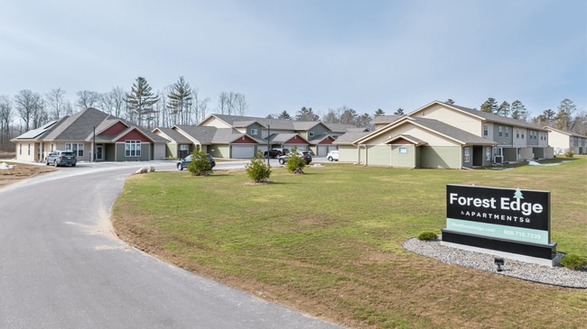 Forest Edge in Lac Du Flambeau, WI - Foto de edificio - Building Photo