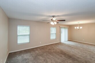 2236 Crystal Cove Dr in Green Cove Springs, FL - Foto de edificio - Building Photo