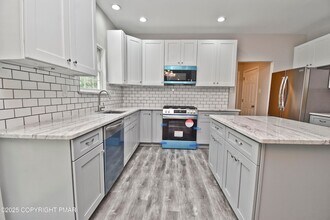 557 Marco Way in East Stroudsburg, PA - Foto de edificio - Building Photo