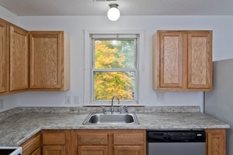 18 Bates St, Unit Second Floor Rear in Westfield, MA - Foto de edificio - Building Photo