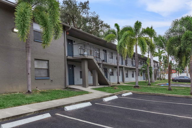 Bardmoor Pointe in Seminole, FL - Foto de edificio - Building Photo