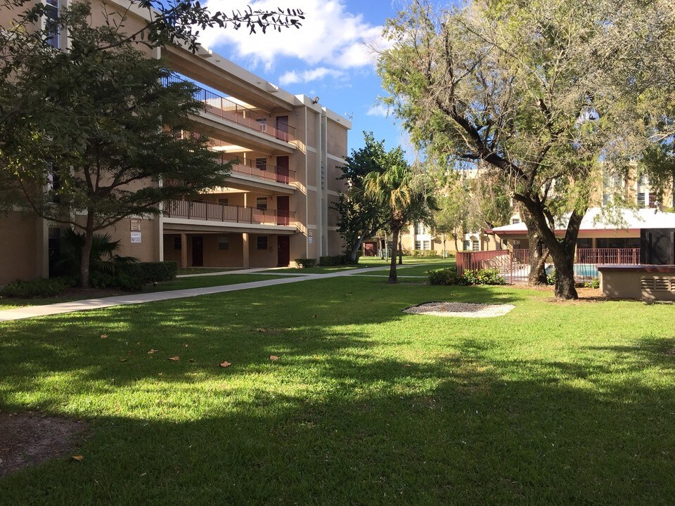 Coral Haven Apartments in Miami, FL - Building Photo