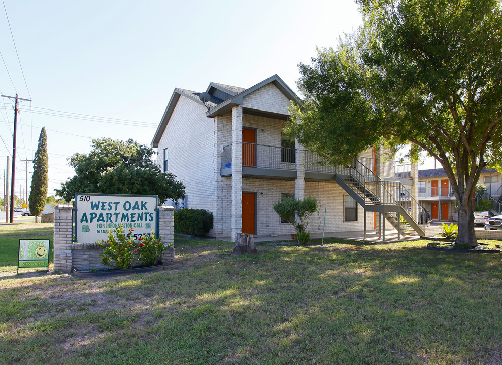 West Oak Apartments in Weslaco, TX - Building Photo