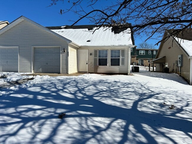 property at 647 N Queen Ridge Ct