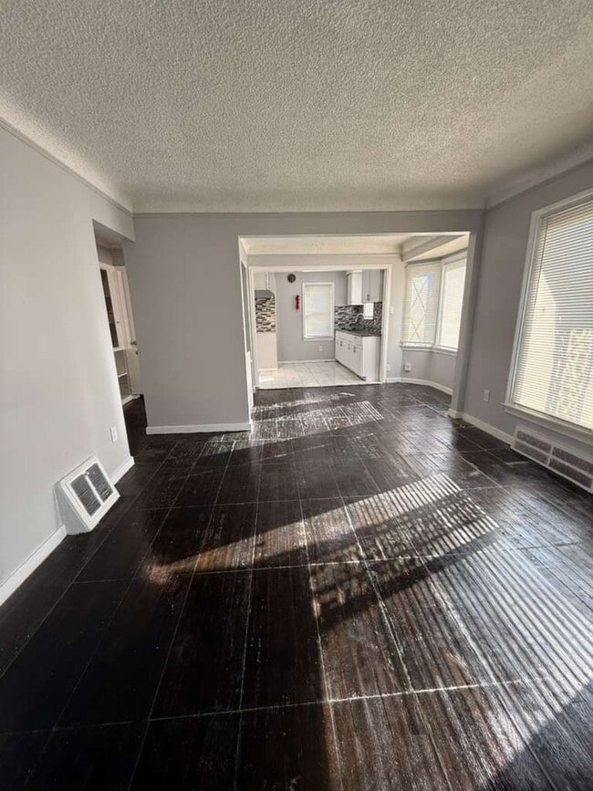 9054 Grandville Ave in Detroit, MI - Building Photo - Building Photo