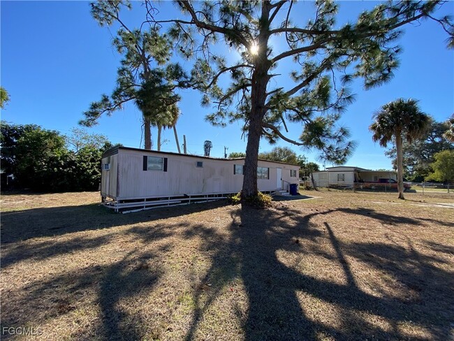 8335 Wooley Dr in North Fort Myers, FL - Building Photo - Building Photo