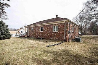 1745 Loras Blvd in Dubuque, IA - Foto de edificio - Building Photo